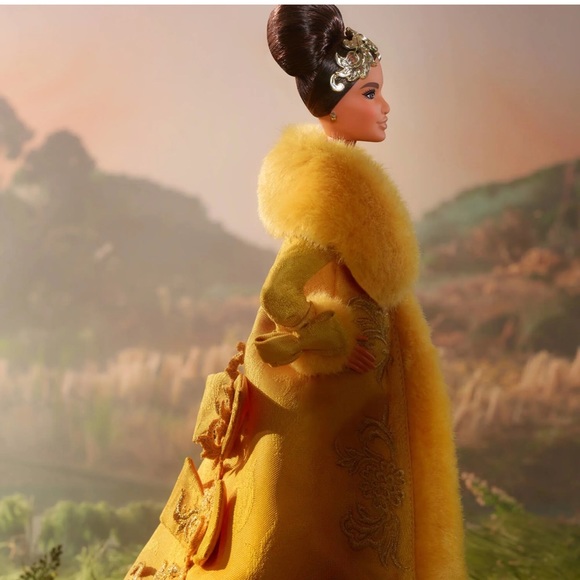 Barbie Signature Guo Pei – Robe Jaune Or – Mattel Creation – 2022 – NEUVE